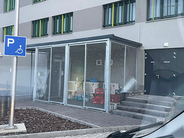 Kültér tároló előtte